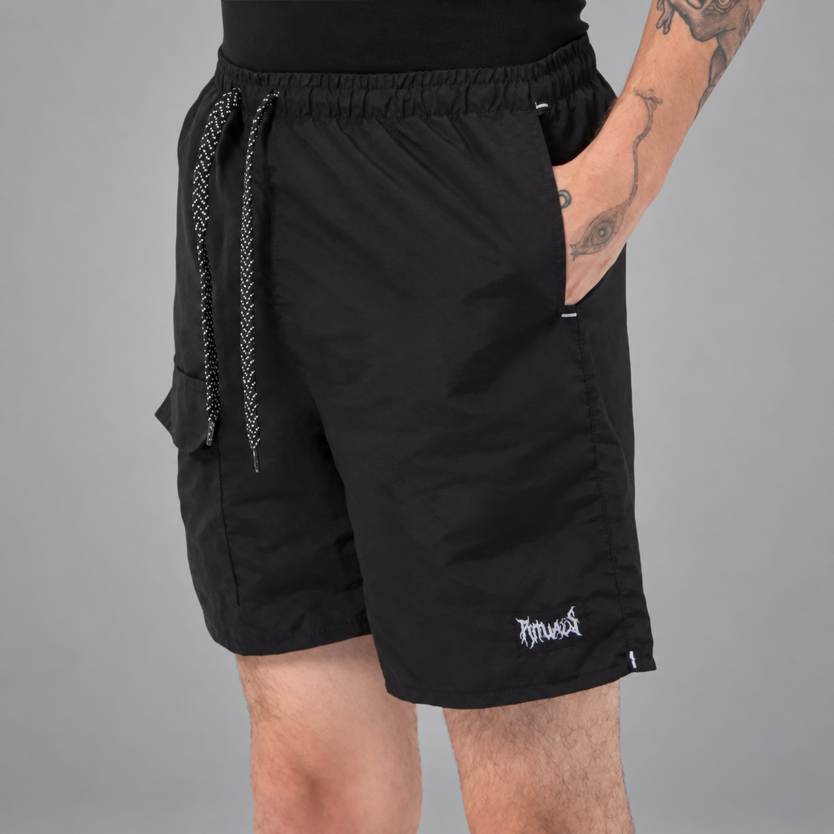 Short Black Microfibra Rituals — Vista adicional sobre fondo gris