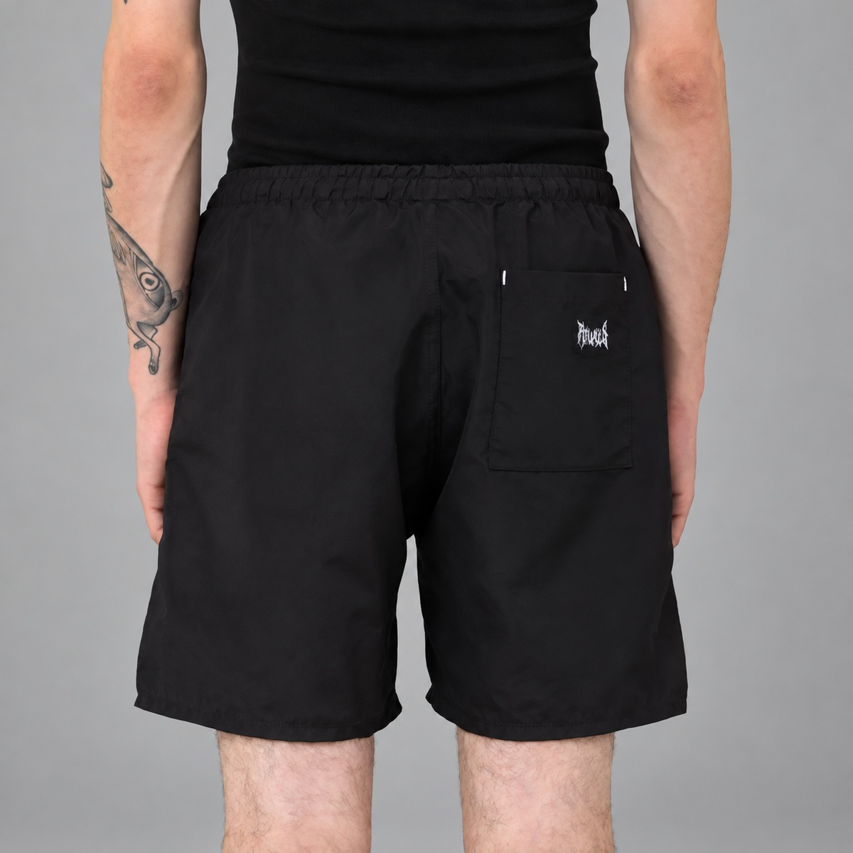 Short Black Microfibra Rituals — Vista adicional sobre fondo gris