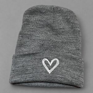 Gorro Gris con Corazón Blanco