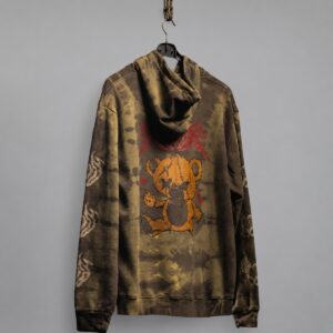 Hoodie Love & Bear Batik Rituals — Foto secundaria sobre fondo gris