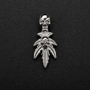 Dije Hoja con Calavera - iluminación de estudio