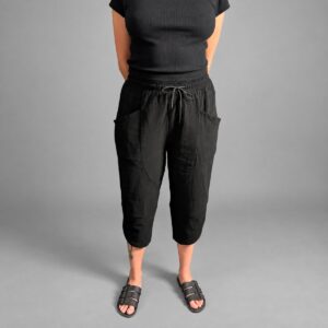 Pantalon de Lino Liso Negro 3/4 — Vista principal sobre fondo gris