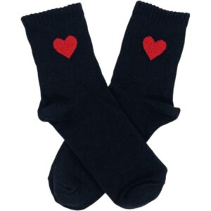 Medias negras con corazón rojo