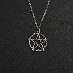 Collar Pentagrama de Espinas - iluminación de estudio