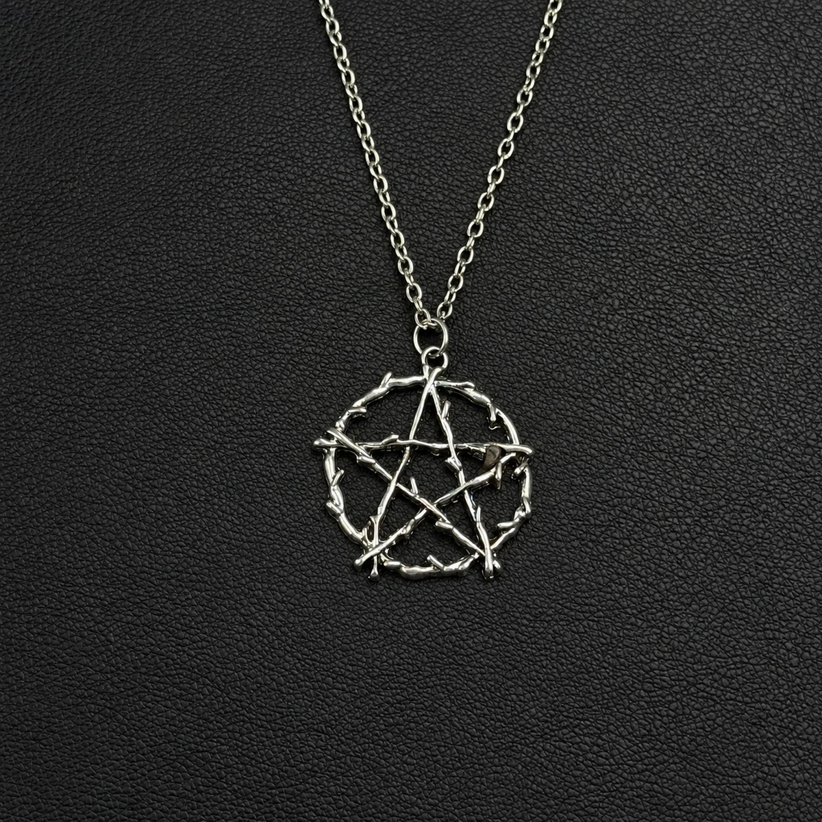Collar Pentagrama de Espinas - iluminación de estudio