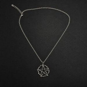 Collar Pentagrama de Espinas - iluminación de estudio