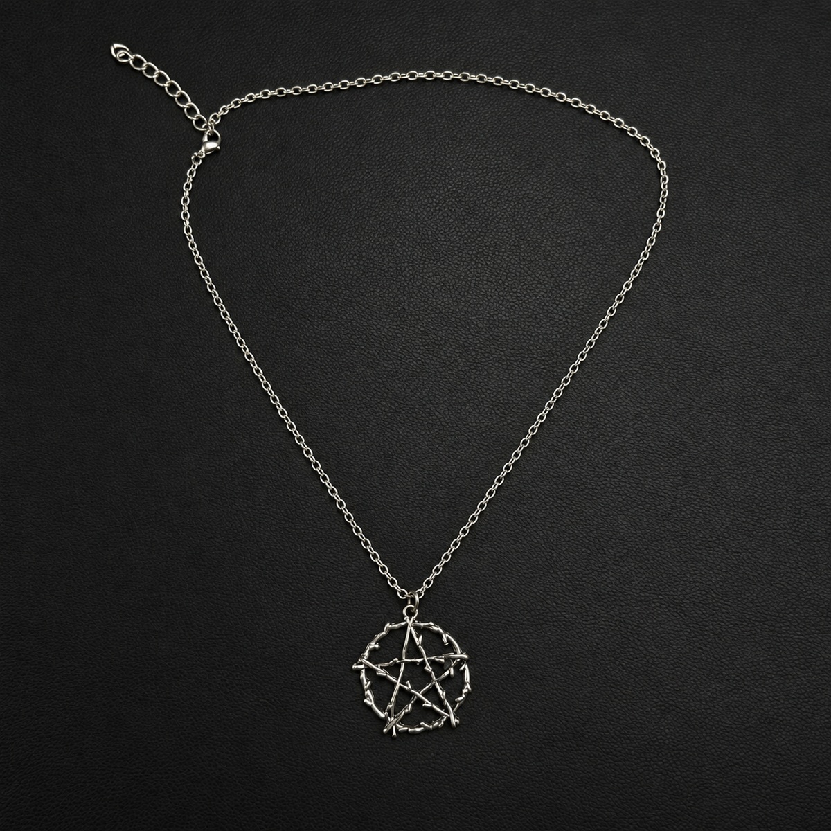 Collar Pentagrama de Espinas - iluminación de estudio