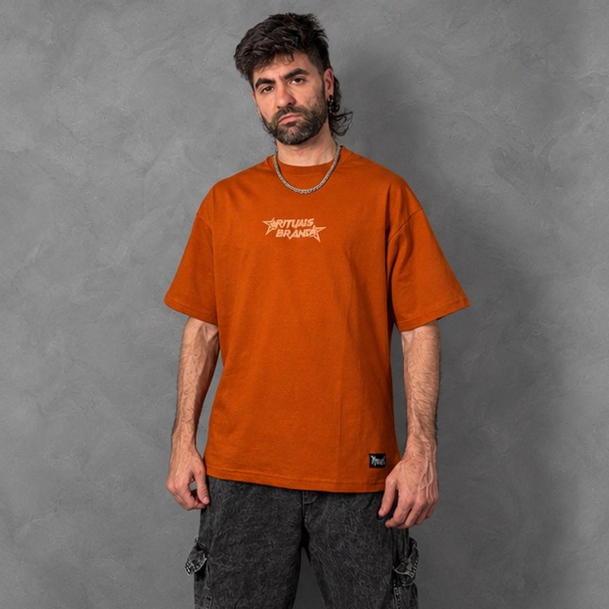 Remera Heaven Oversize Rituals — Modelo · frente sobre fondo gris