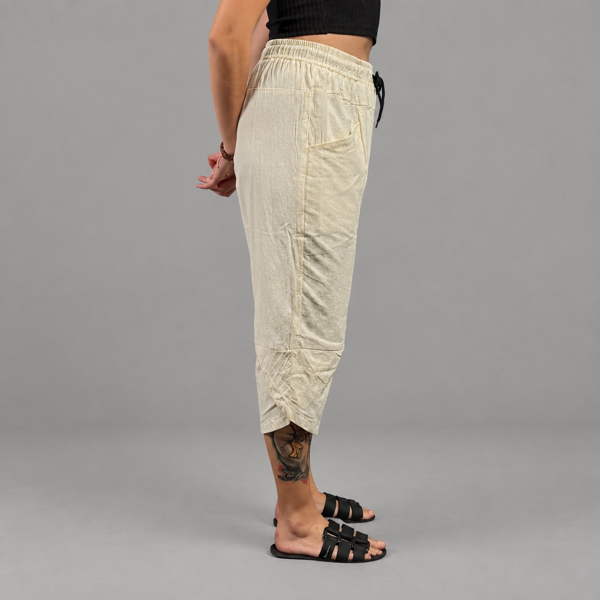 Pantalon de Lino Liso Amarillo 3/4 - fondo gris