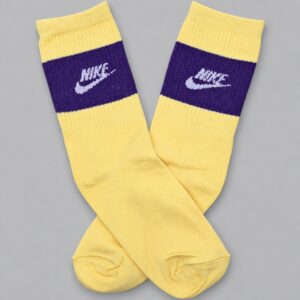 Medias base amarilla franja violeta Nike — Vista principal sobre fondo gris