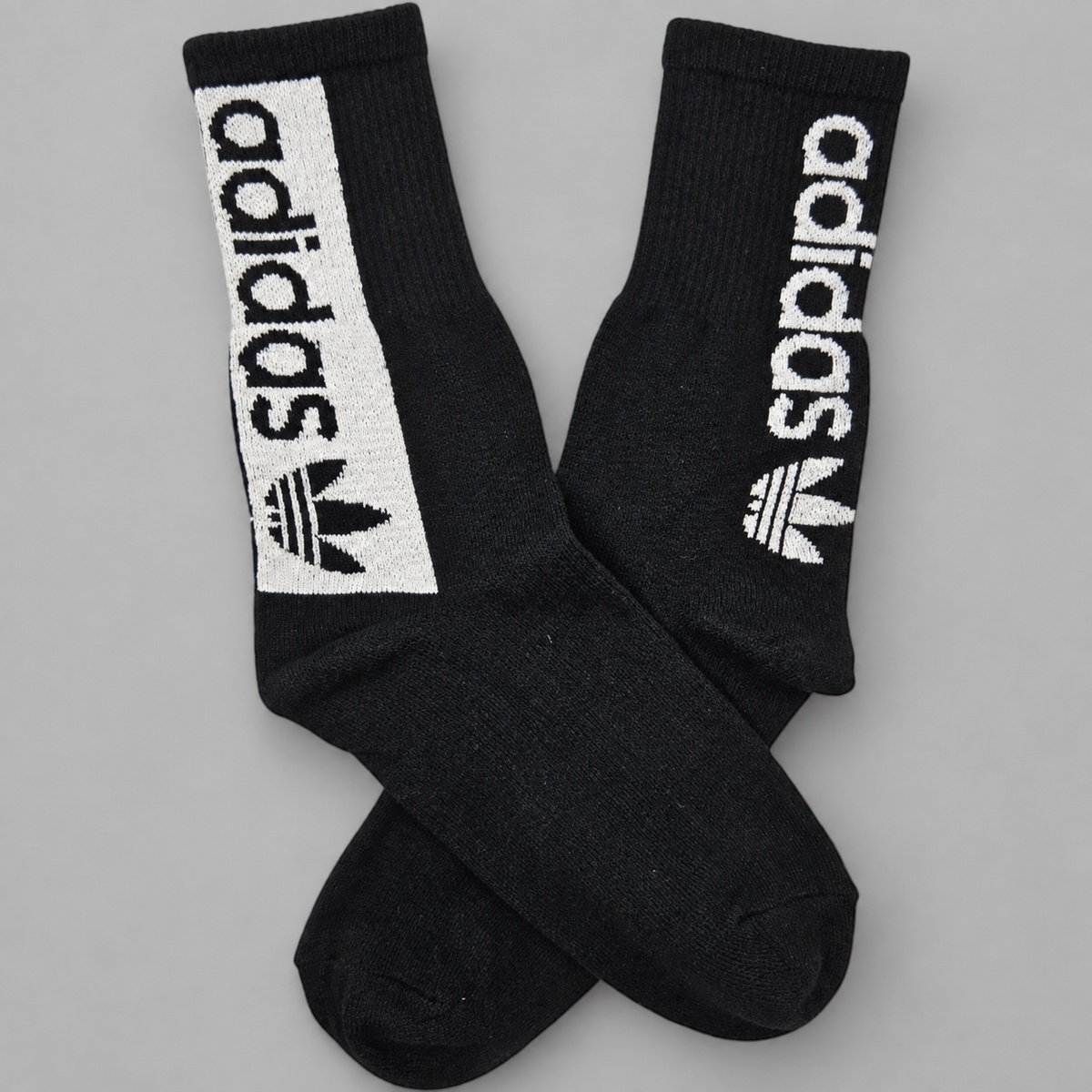Medias Adidas negras franja blanca — Vista principal sobre fondo gris