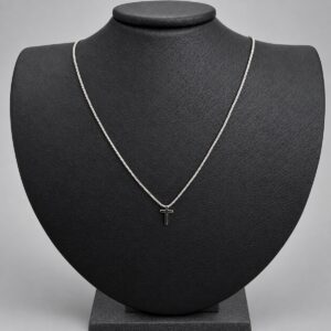 Collar Cruz Minimalista - iluminación de estudio