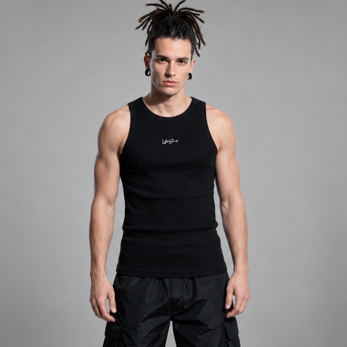 Musculosa Sign Negra Vieja Scul — Modelo · frente sobre fondo gris