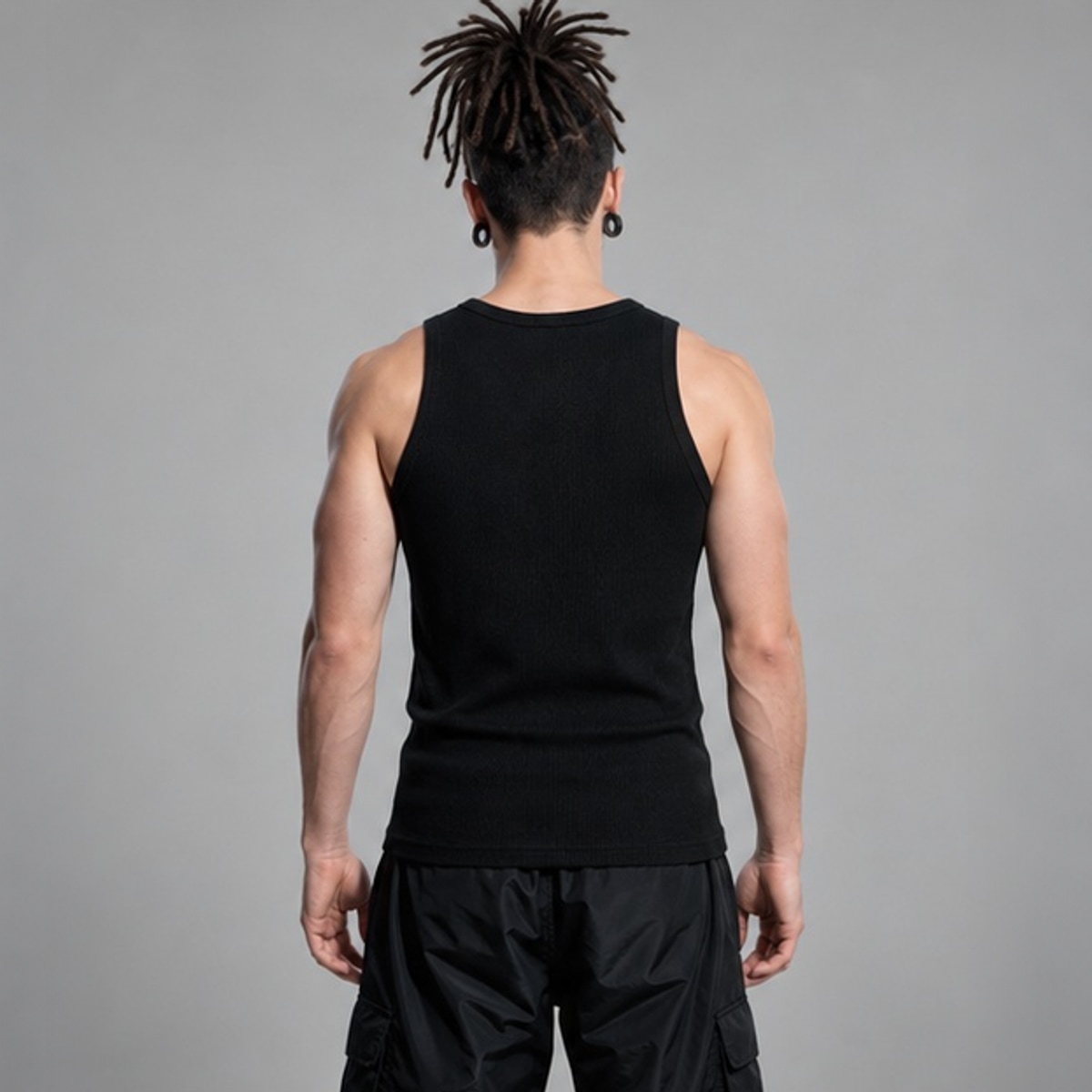 Musculosa Sign Negra Vieja Scul — Modelo · espalda sobre fondo gris