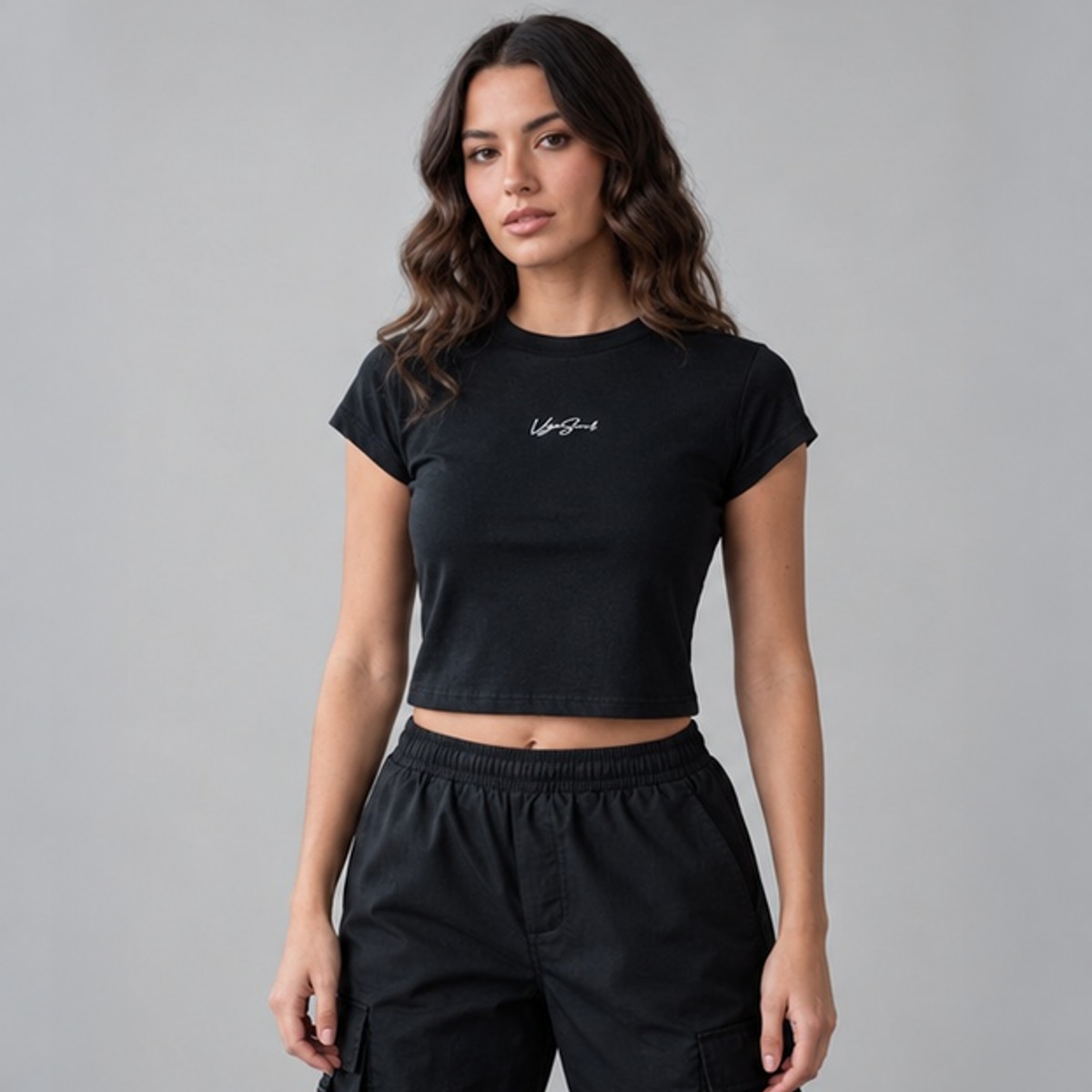 Remera Virgin Sign Negra Vieja Scul — Modelo · frente sobre fondo gris