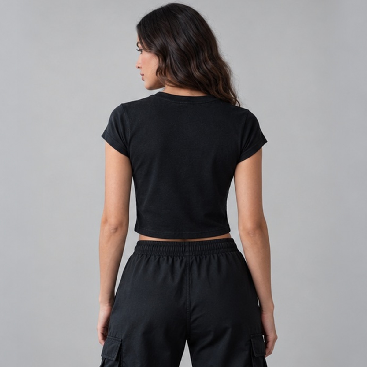 Remera Virgin Sign Negra Vieja Scul — Modelo · espalda sobre fondo gris