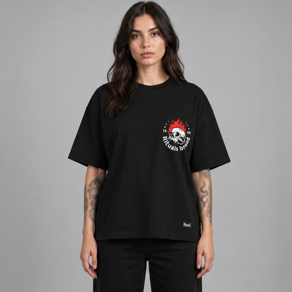 Remera boxy Big negra Rituals — Modelo · frente sobre fondo gris