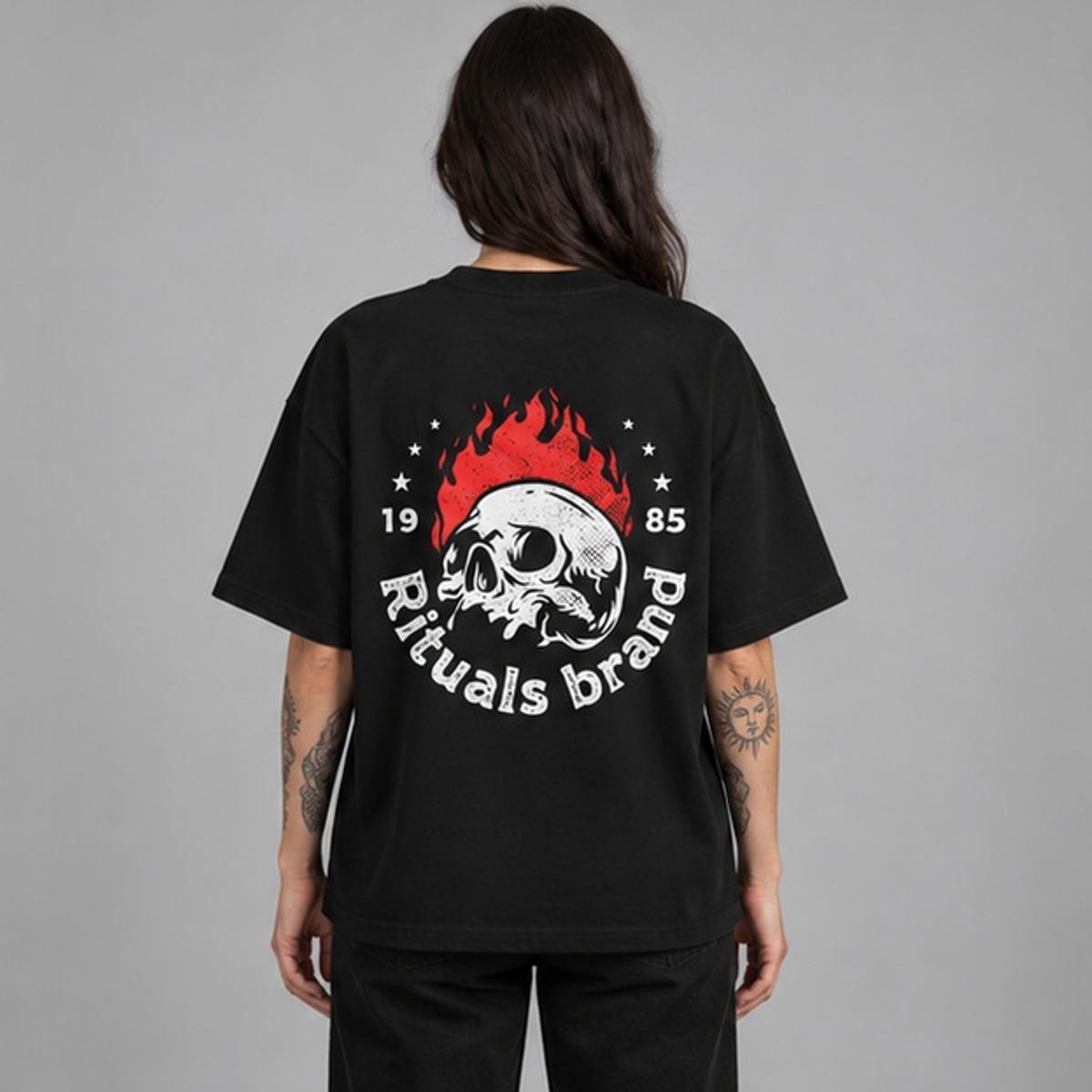 Remera boxy Big negra Rituals — Modelo · espalda sobre fondo gris