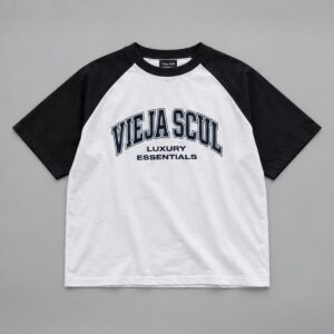 Remera Raglan Boxy Fit Luxury Vieja Scul — Prenda · frente sobre fondo gris