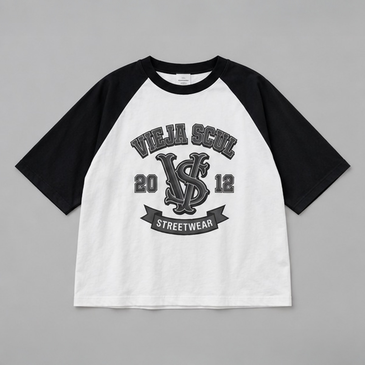 Remera Raglan Boxy Fit Vieja Scul Crew — Prenda · frente sobre fondo gris