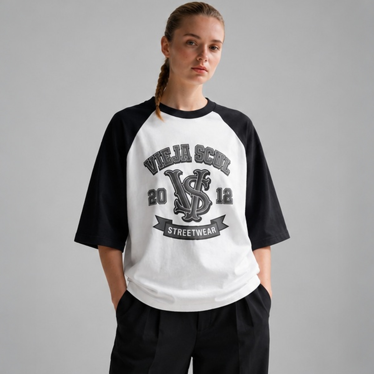 Remera Raglan Boxy Fit Vieja Scul Crew — Modelo · frente sobre fondo gris