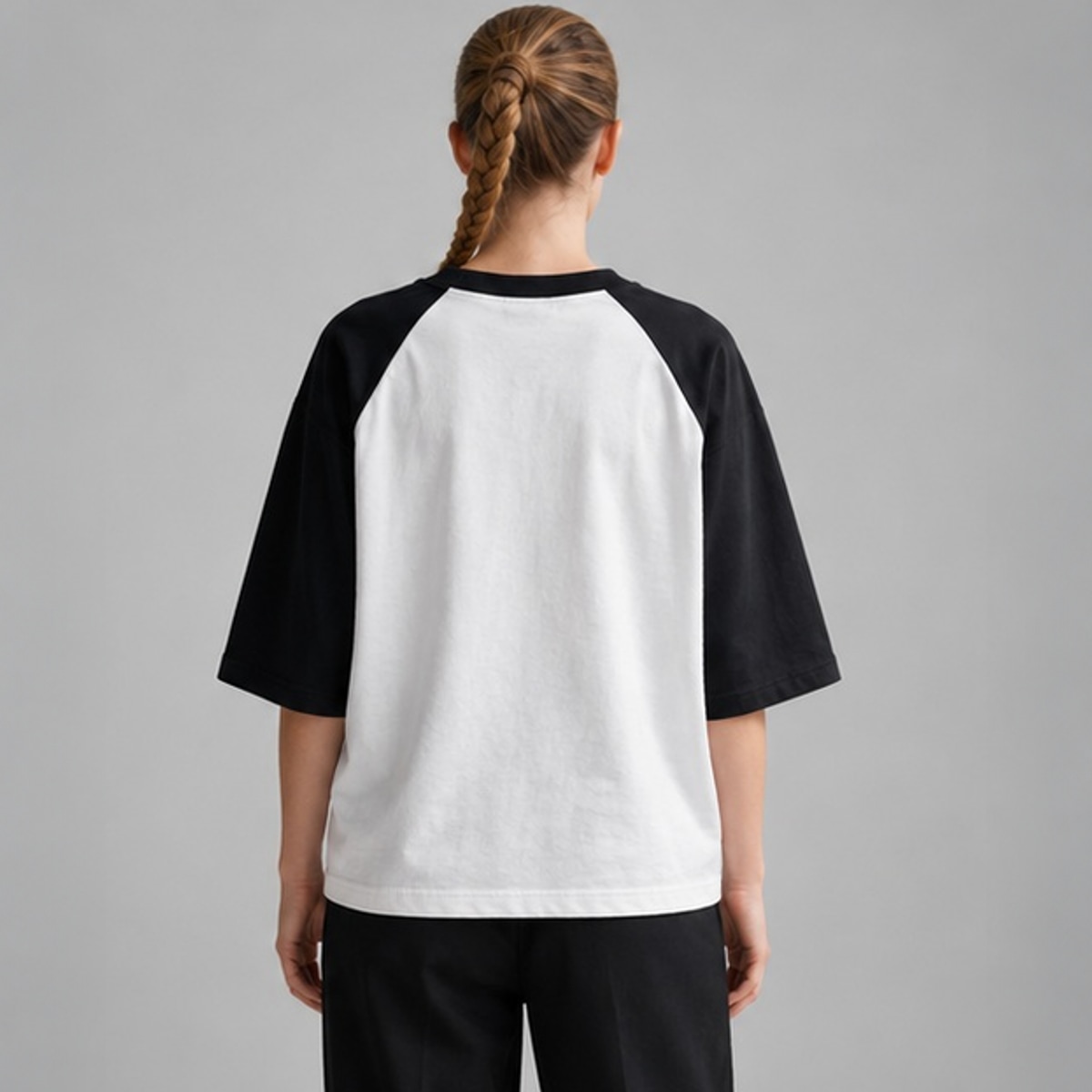 Remera Raglan Boxy Fit Vieja Scul Crew — Modelo · espalda sobre fondo gris