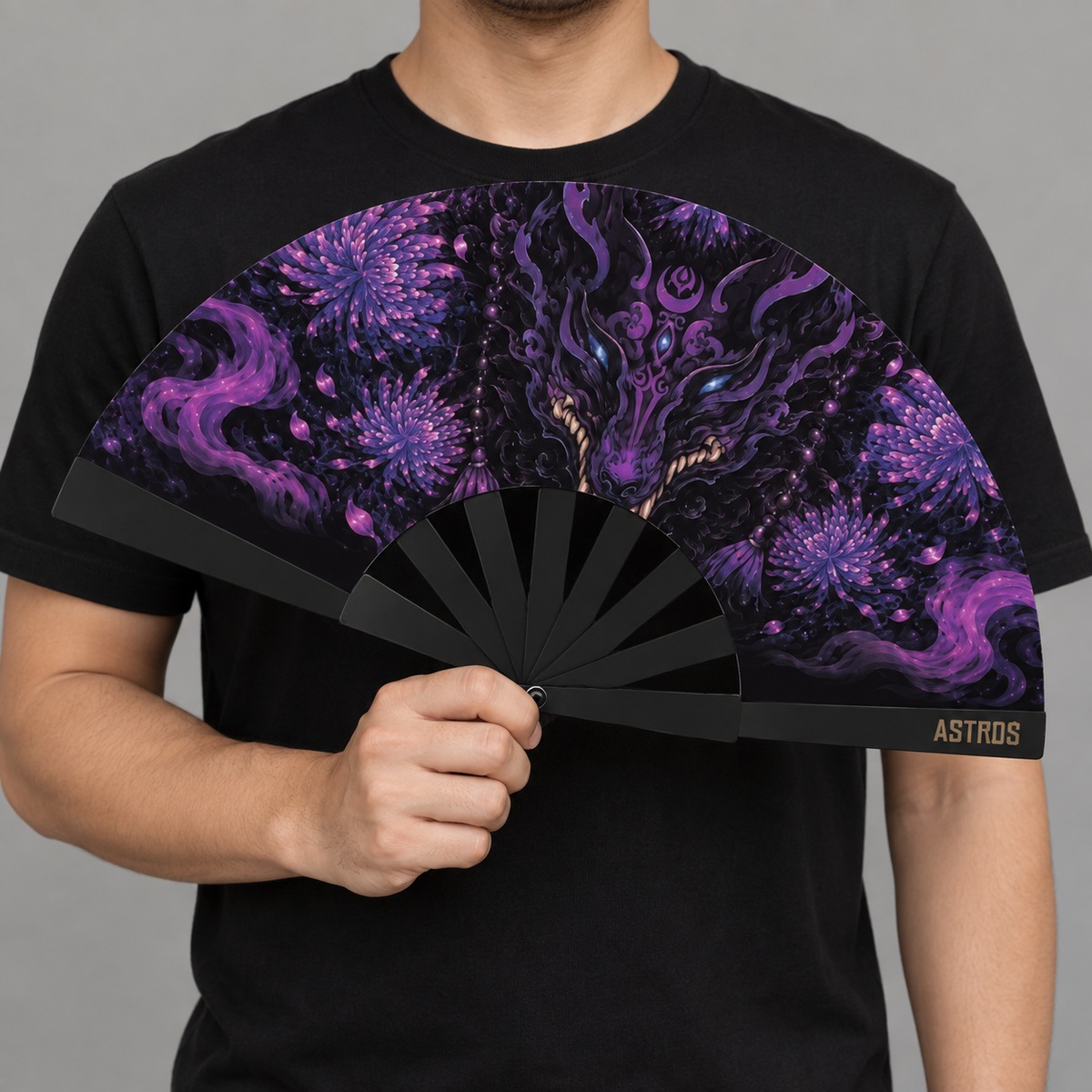 Abanico Oni nebula violeta con funda - vista con modelo