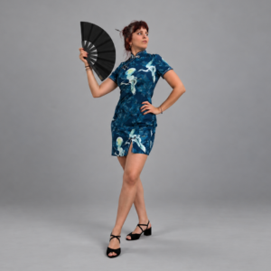 Vestido Yozora, vista frontal con abanico sobre fondo gris