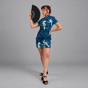 Vestido Yozora, vista tres cuartos con abanico sobre fondo gris